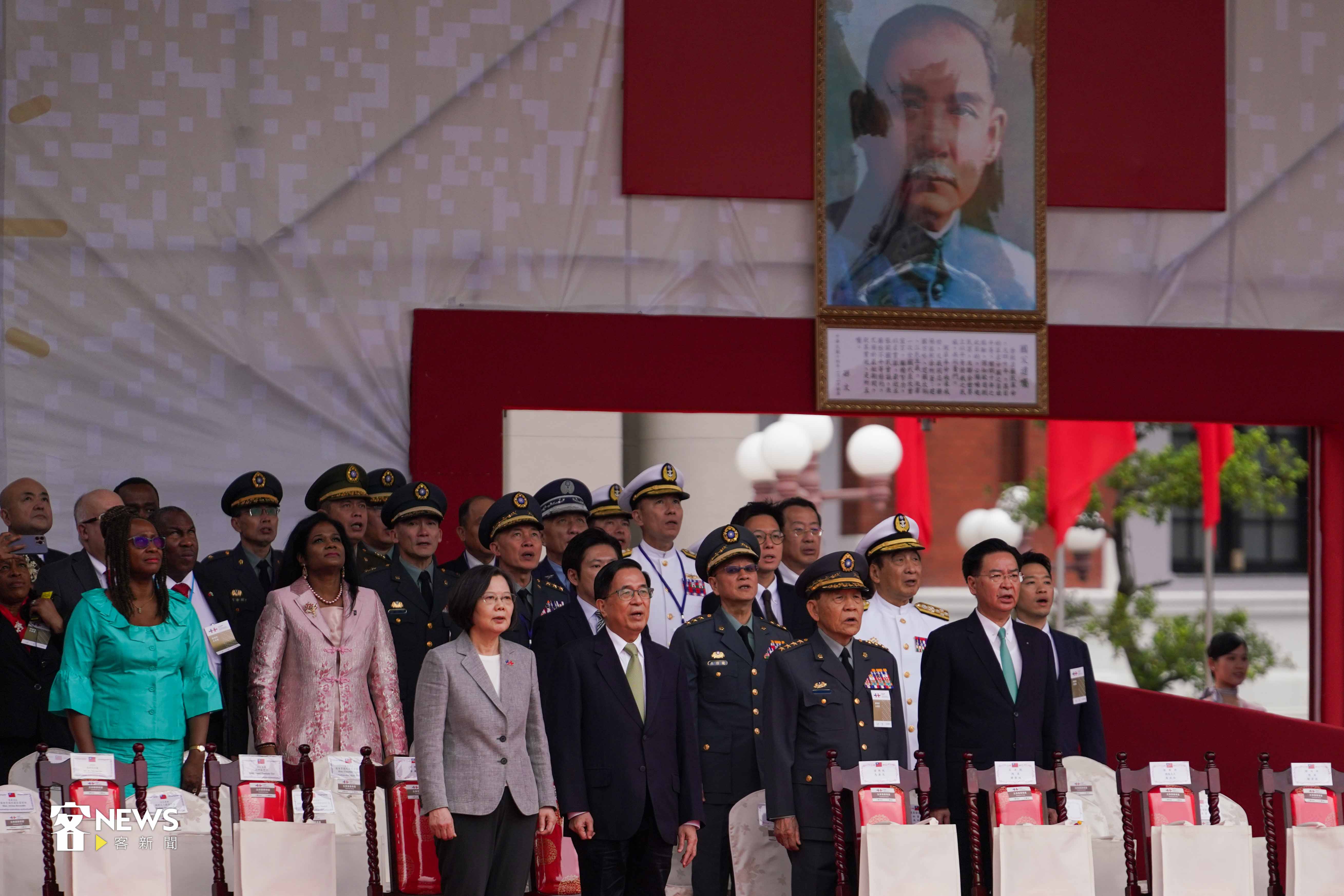 領唱國歌的代表則預計邀請具公義精神的社會領導者、優秀新住民與行政院文化貢獻獎得主，目前仍在接洽中。圖為2024國慶日 前總統蔡英文與前總統陳水扁齊唱國歌。洪藝晅攝