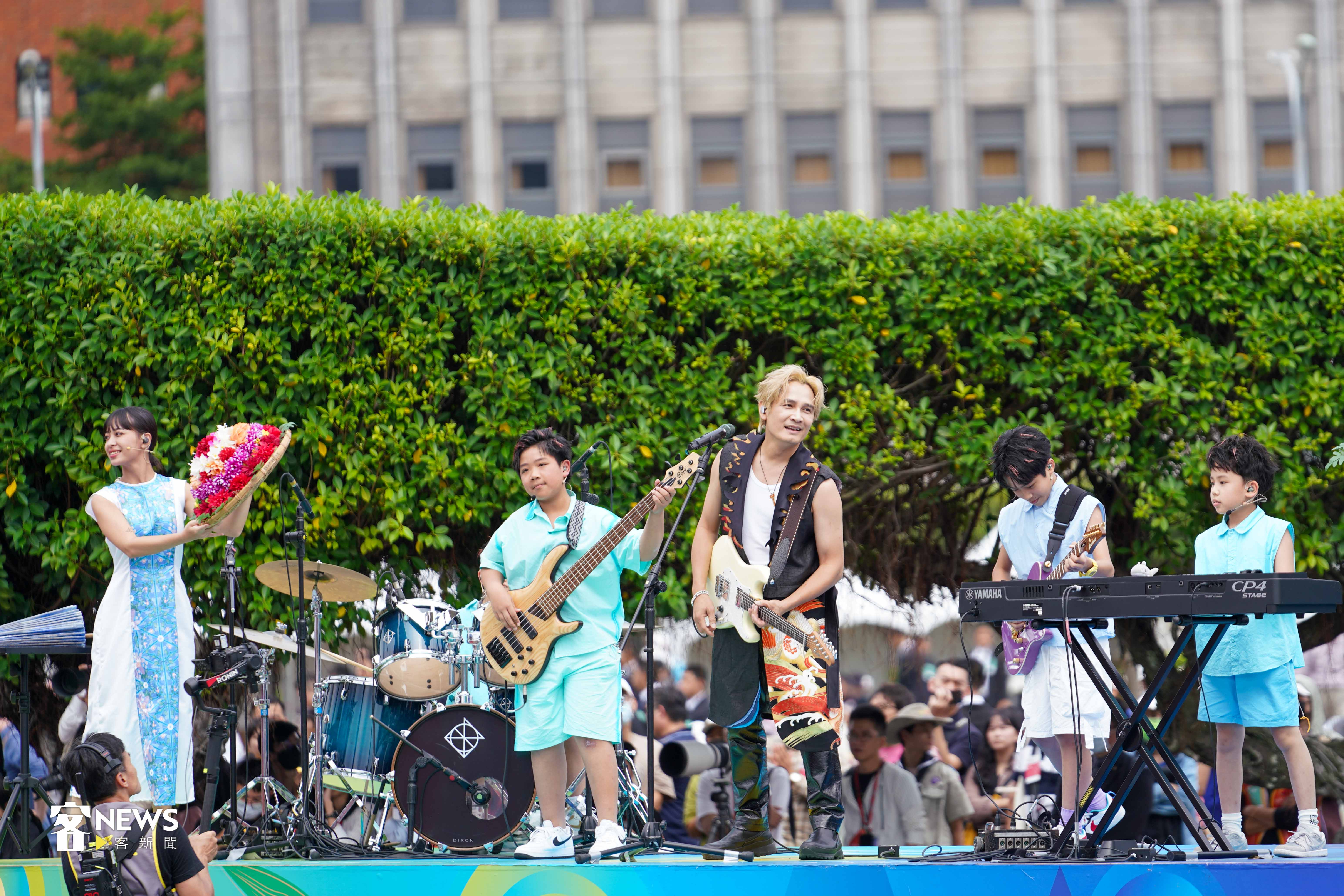 2024國慶日客家表演由金曲歌王羅文裕、J HALL樂團攜手演出。洪藝晅攝