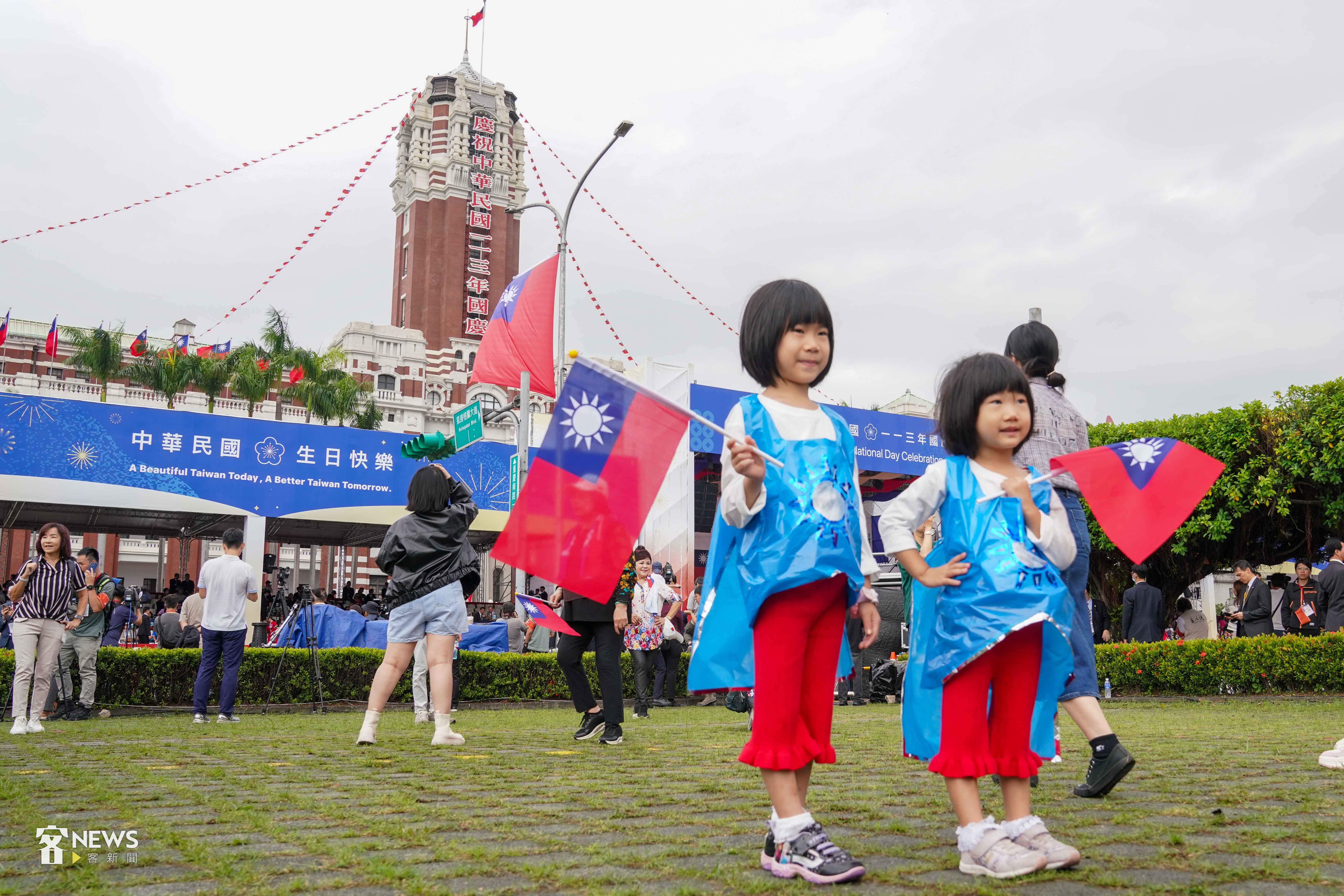 國慶大典的客家表演，將由知名劇場導演「李小平」統籌，今年演出皆由國內民間團體、學校擔綱，未邀請國外團體參與。2024國慶日 小朋友拿著國旗合照。李台源攝