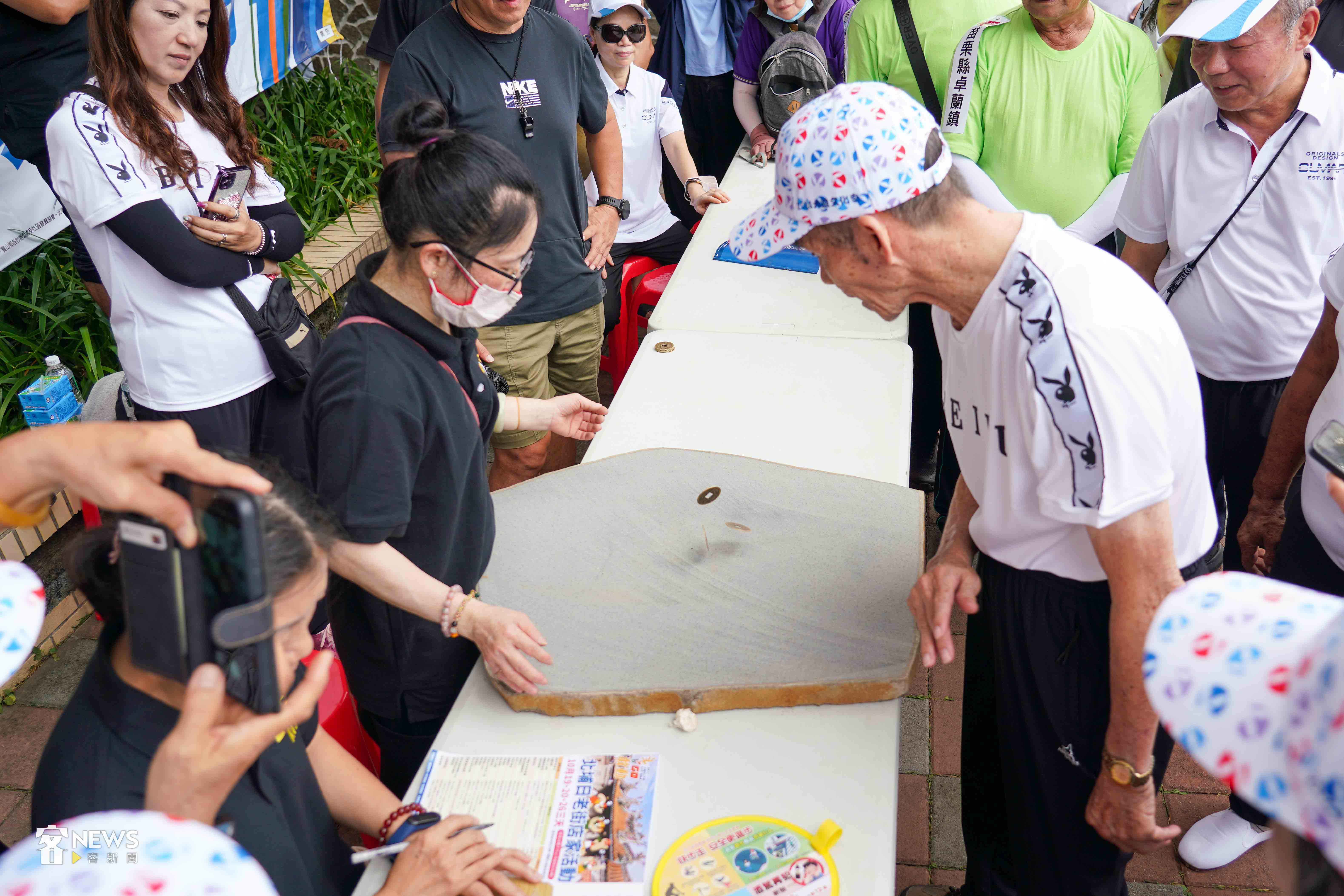 「跌三烏」拋銅錢遊戲受長輩歡迎。李台源攝。資料照片