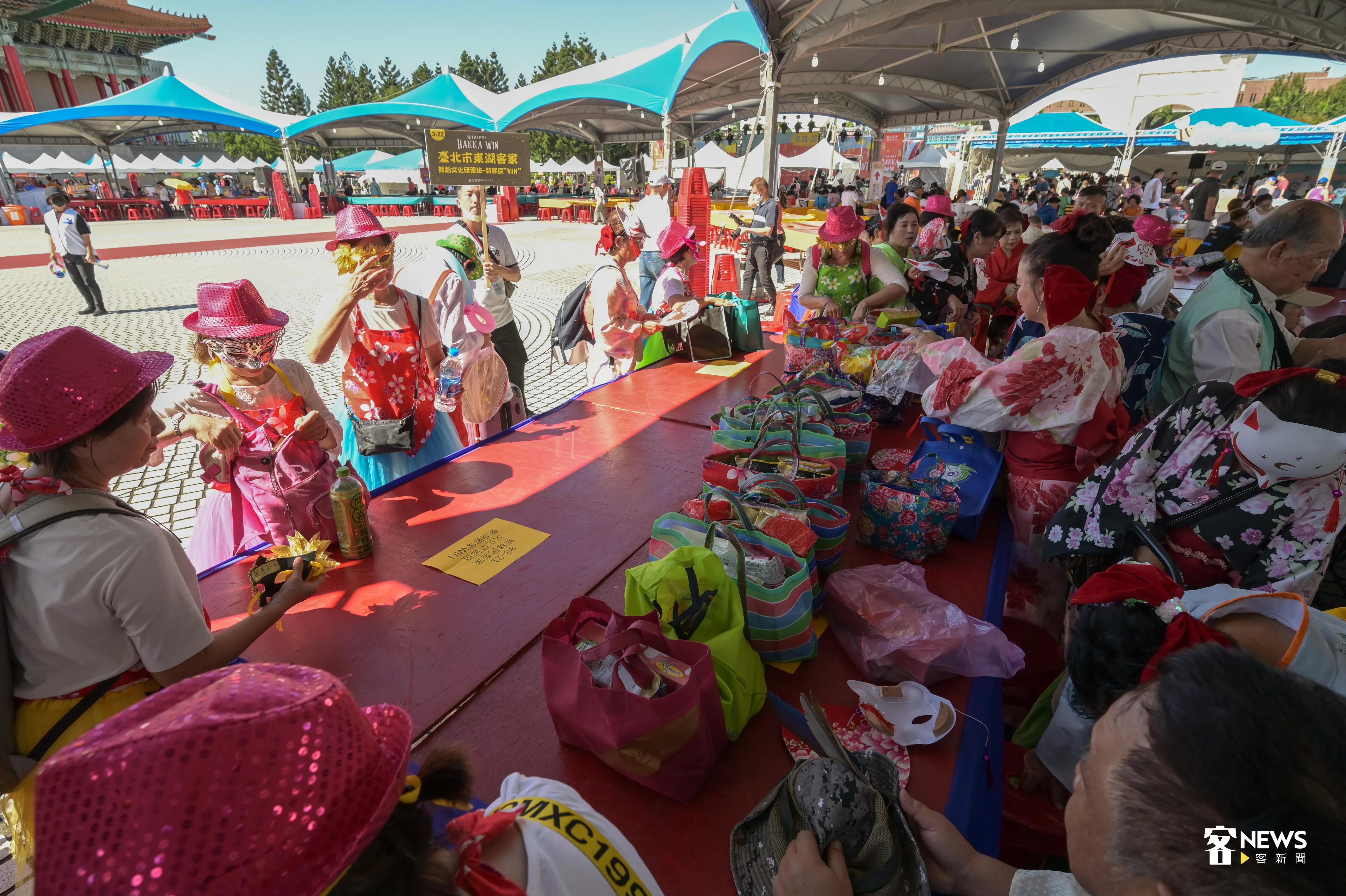 挑擔踩街隊伍走到中正紀念堂後，先行將包袱卸除，稍作休息。圖為2024活動照。洪俊傑攝