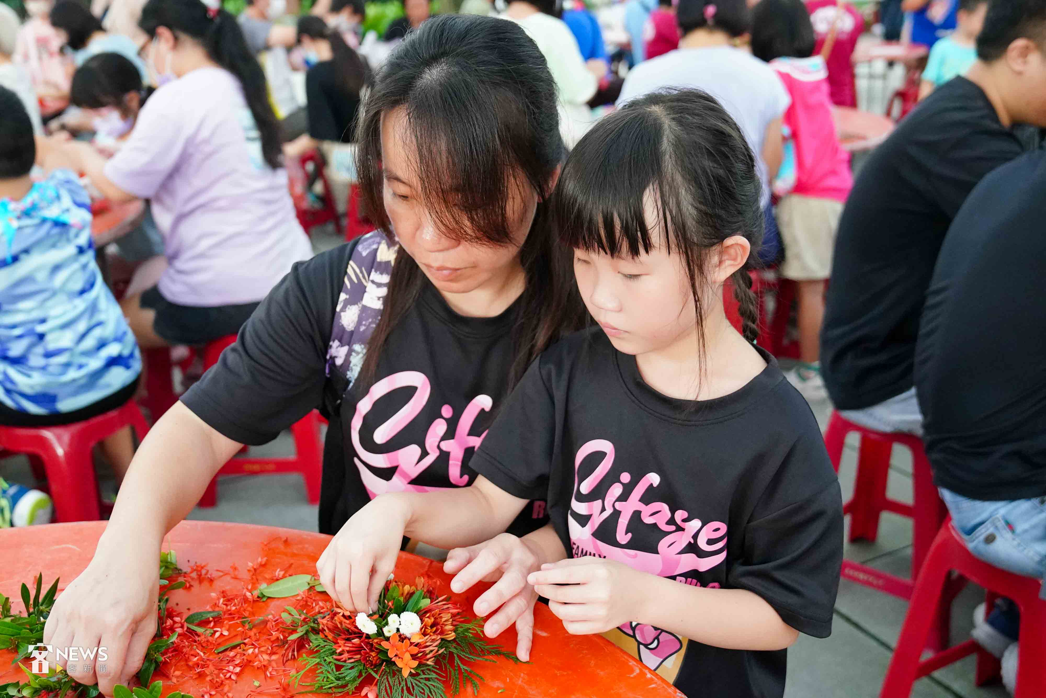 親子一起疊盤花樂趣無窮。李台源攝。資料照片。