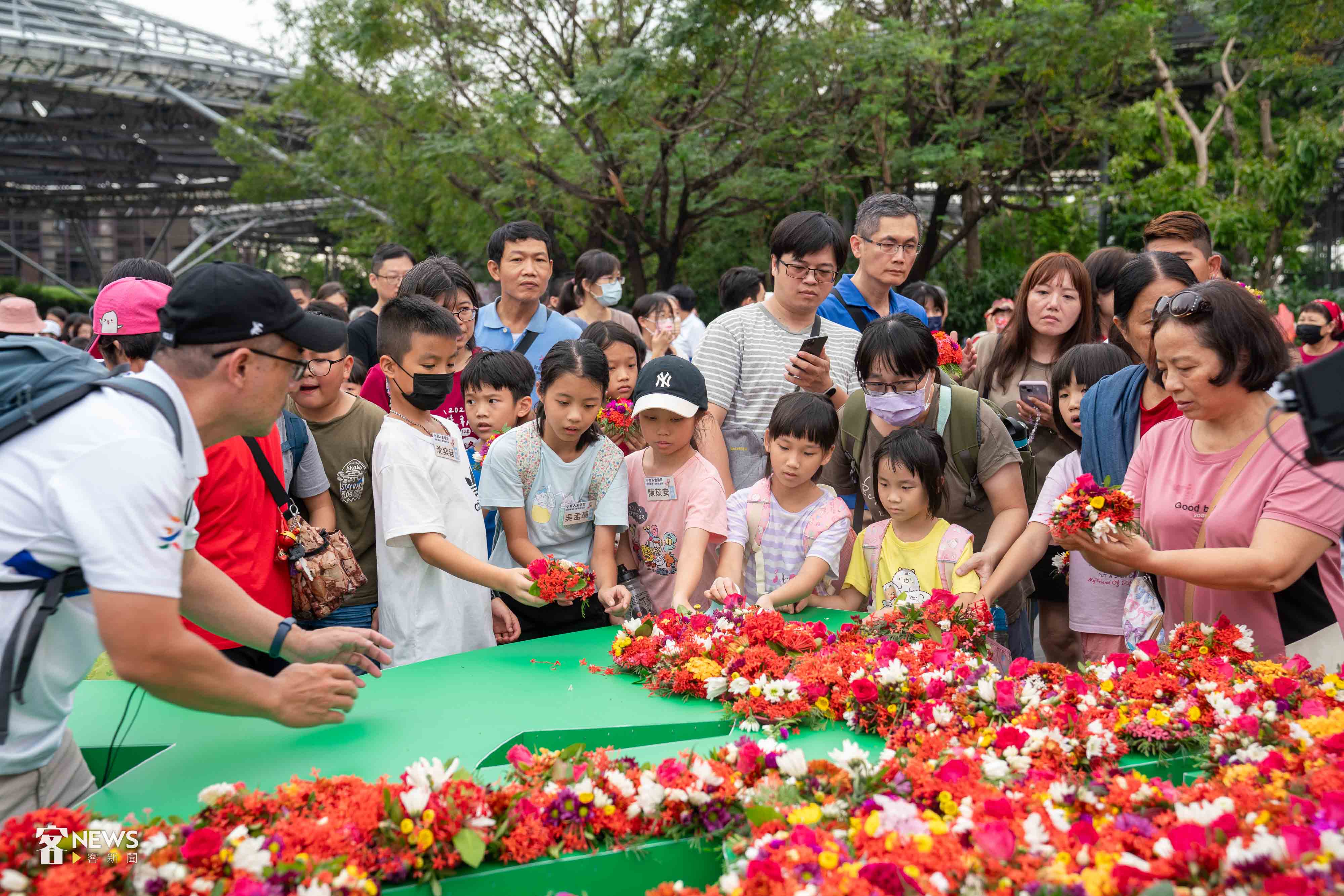 民眾們以自己疊的盤花來敬奉福廠伯公。李台源攝。資料照片。