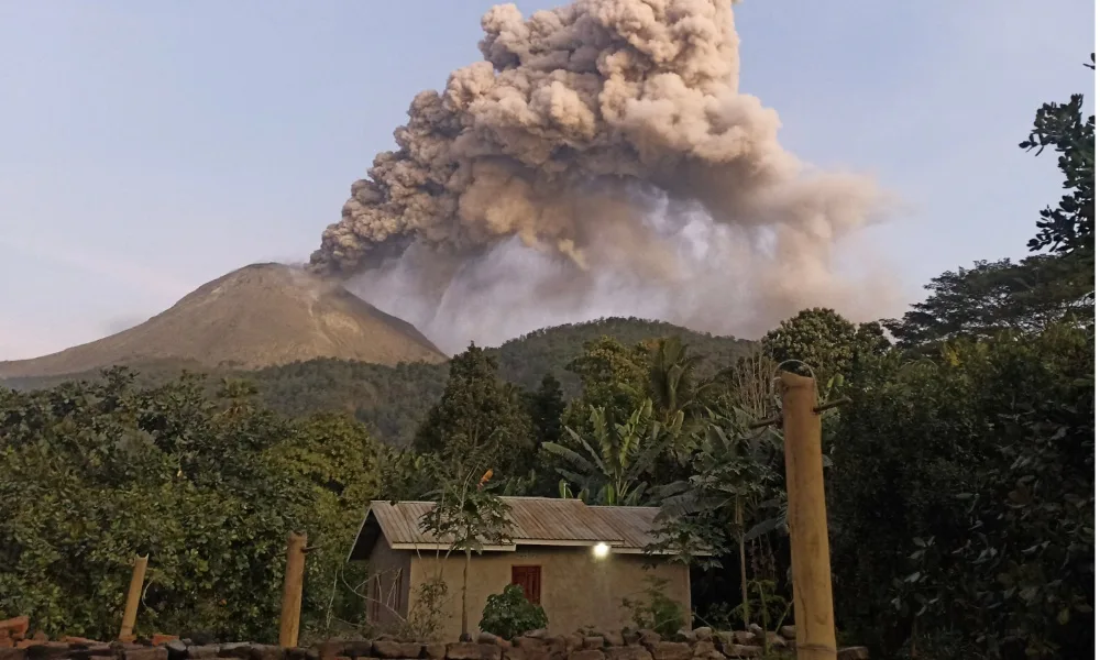 印尼拉基拉基火山爆發。取自FB／Rudi Imelda