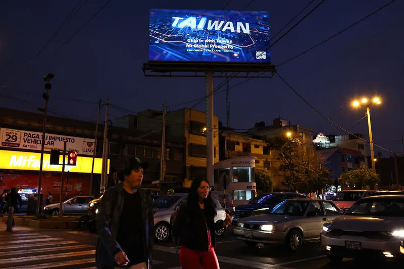 駐祕魯代表處設置「TAIWAN」字樣與晶片背景的電子螢幕廣告。中央社