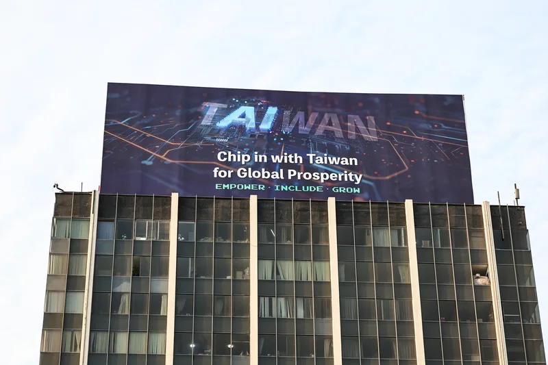 駐祕魯代表處設置「TAIWAN」字樣與晶片背景的電子螢幕廣告。中央社