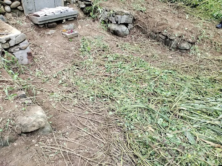 數年前十四命公墓遭到外圍私有地主破壞,呂氏後人只好以現代工法予以修復,照片左方可見到水泥與磚塊的修補痕跡。