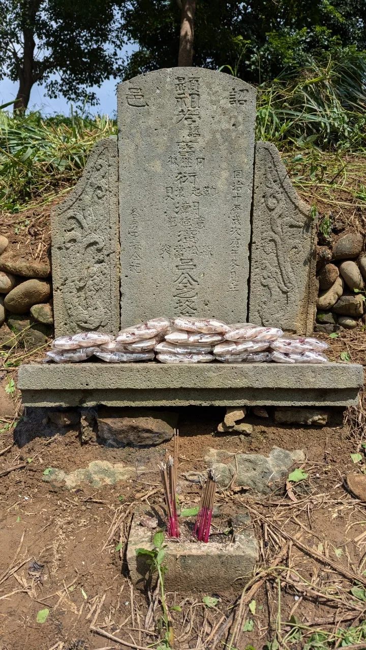 十四命公的墓桌與香爐都是古老的石材工藝品,距今超過150年歷史。