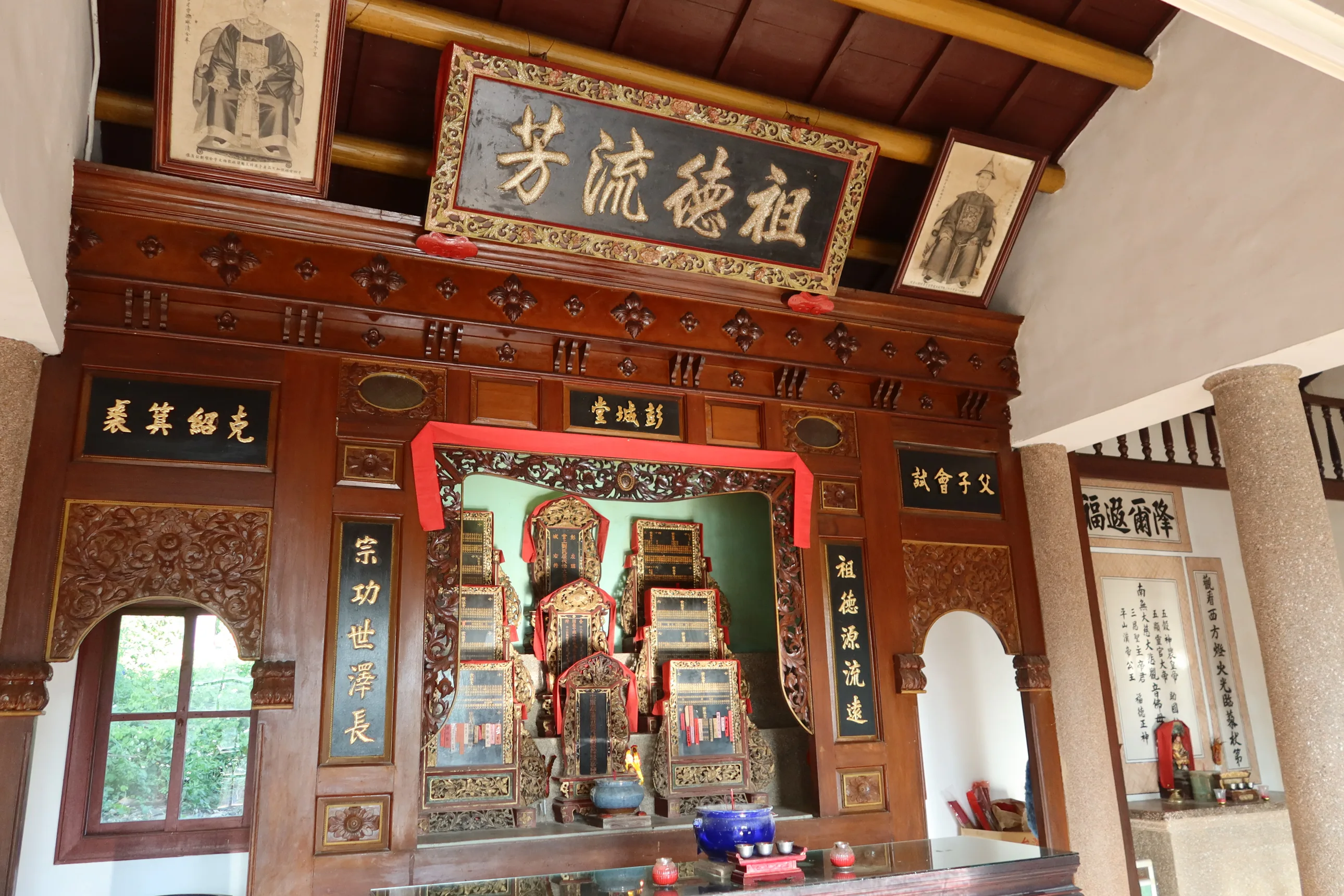 公館尖山雙舉人故居的祖先牌位,高掛劉獻廷、劉翰父子舉人畫像,並書「父子會試」、「克紹簊裘」,期勉子孫。何來美攝