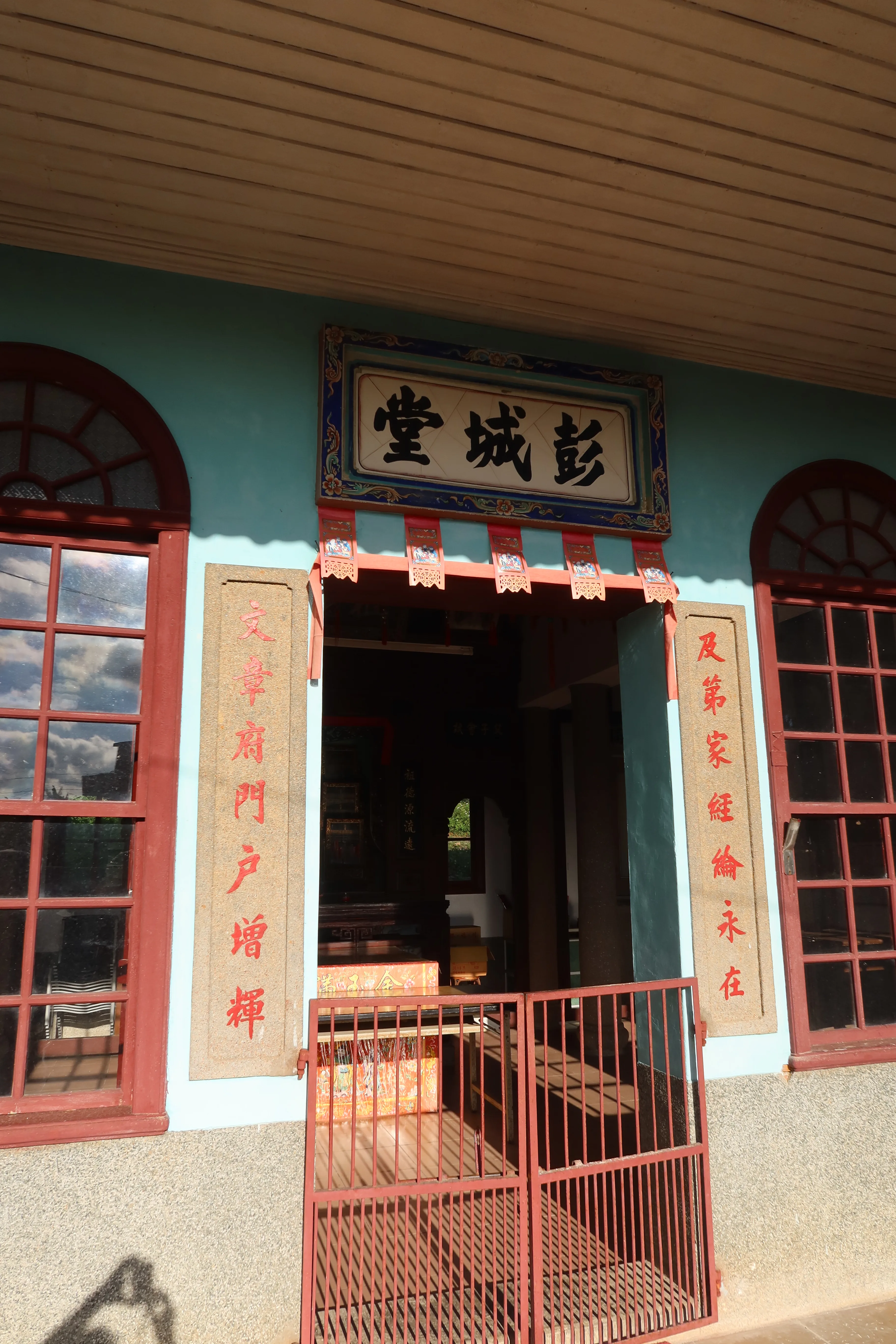 「及第家經綸永在,文章府門戶增輝」,公館尖山雙舉人故居的堂聯,彰顯劉家文風。何來美攝