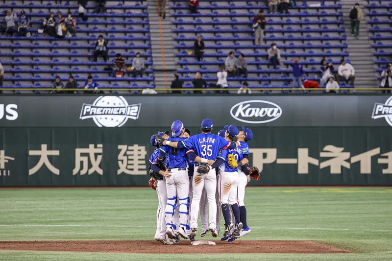 12強複賽台灣8比2擊敗美國,是成棒層級睽違21年再擊退美國,台灣球員賽後在場中慶祝勝利。中央社