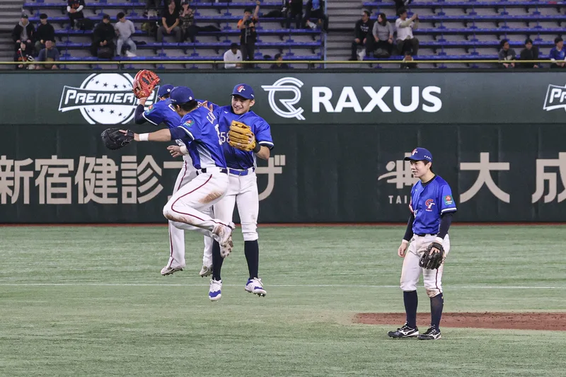 12強複賽台灣8比2擊敗美國,成功奪下複賽首勝,台灣隊岳東華(右2)、潘傑楷(前左)等人賽後在場中興奮歡慶。中央社