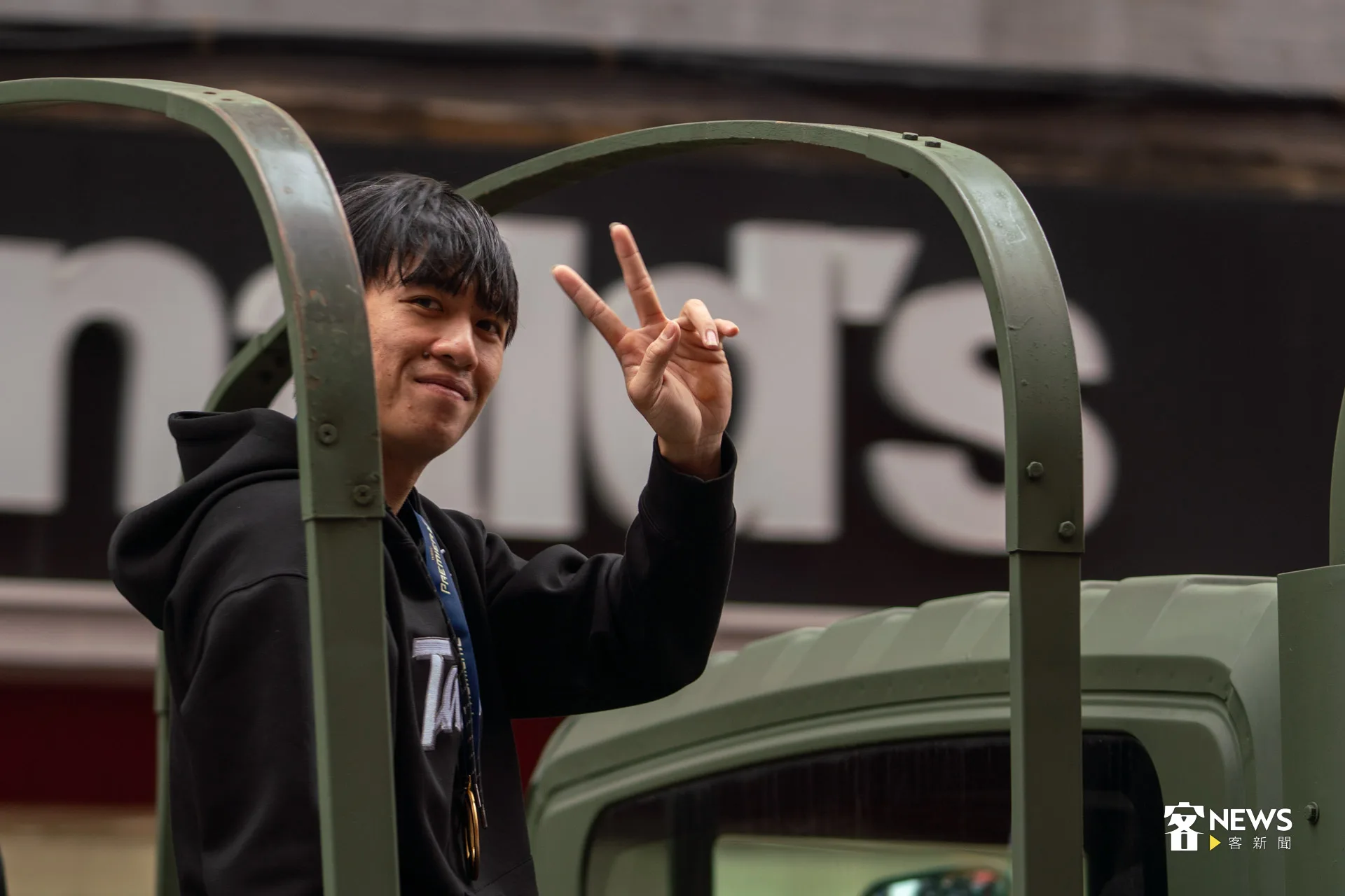 12強功臣之一的林立在台灣英雄遊行上,靦腆地向民眾打招呼。洪藝晅攝