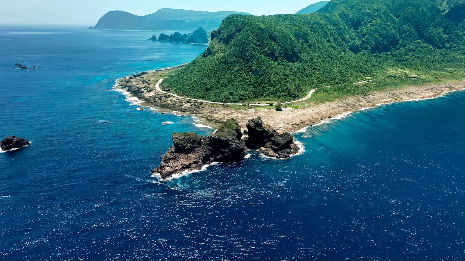 台東海岸線擁有麗緻的山與海。台東縣政府提供