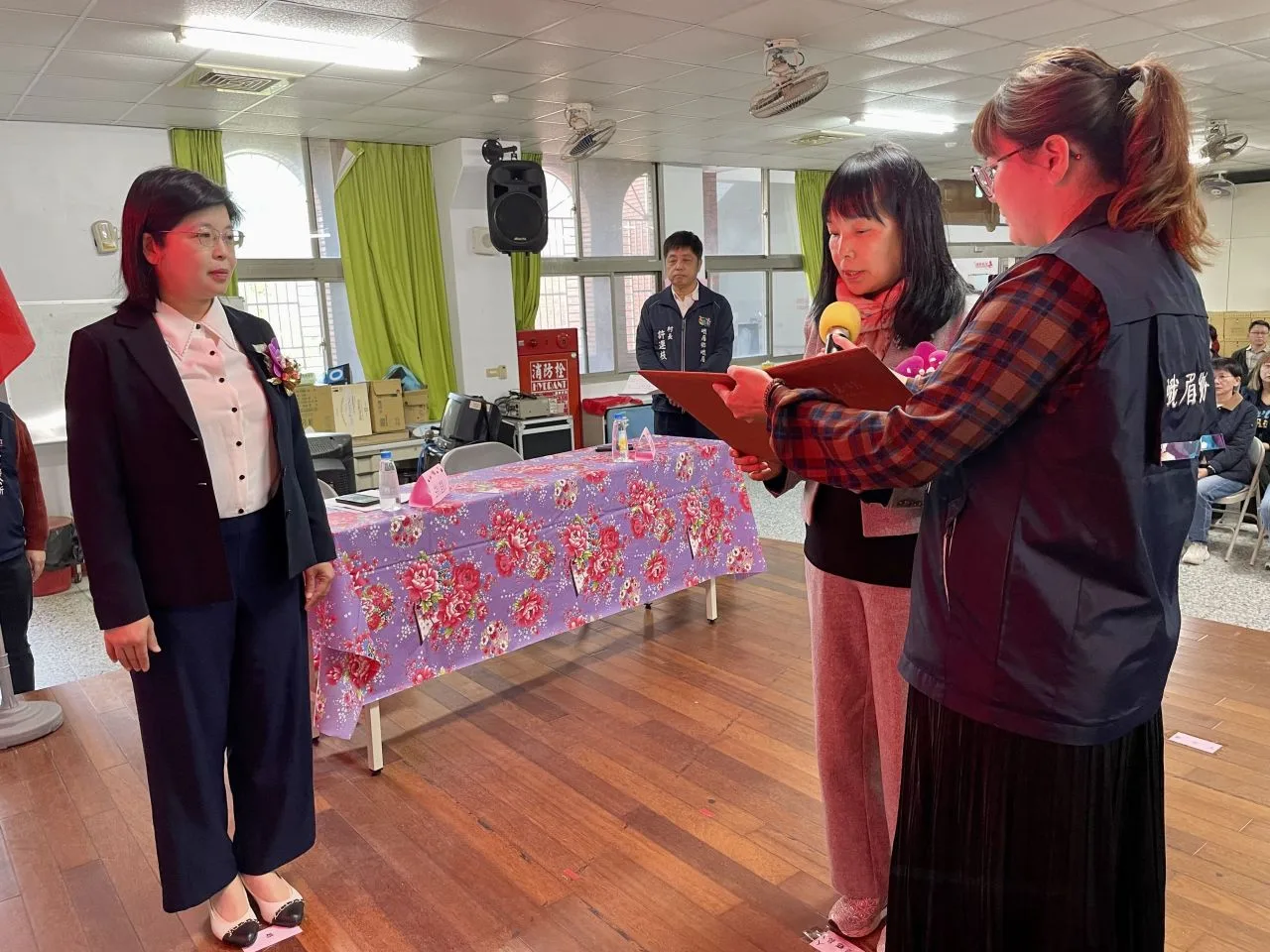 田昭容（中）在縣府秘書長李安妤（左）監誓下宣誓就職峨眉鄉代理鄉長。竹縣府提供