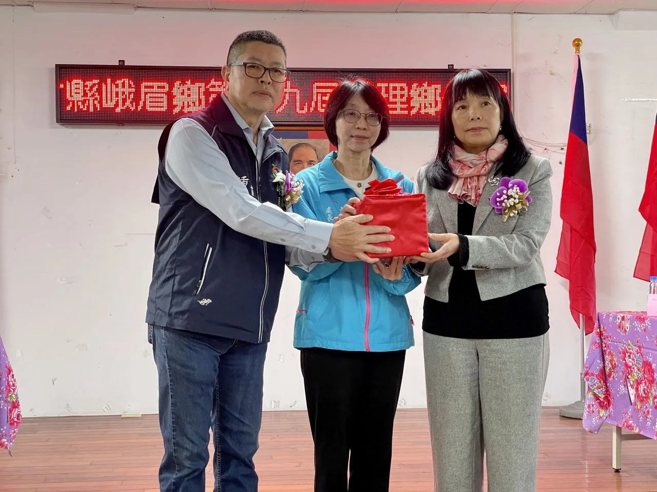 田昭容（右）在縣府主計處長黃文琦（中）監交下，宣誓就職峨眉鄉代理鄉長。竹縣府提供