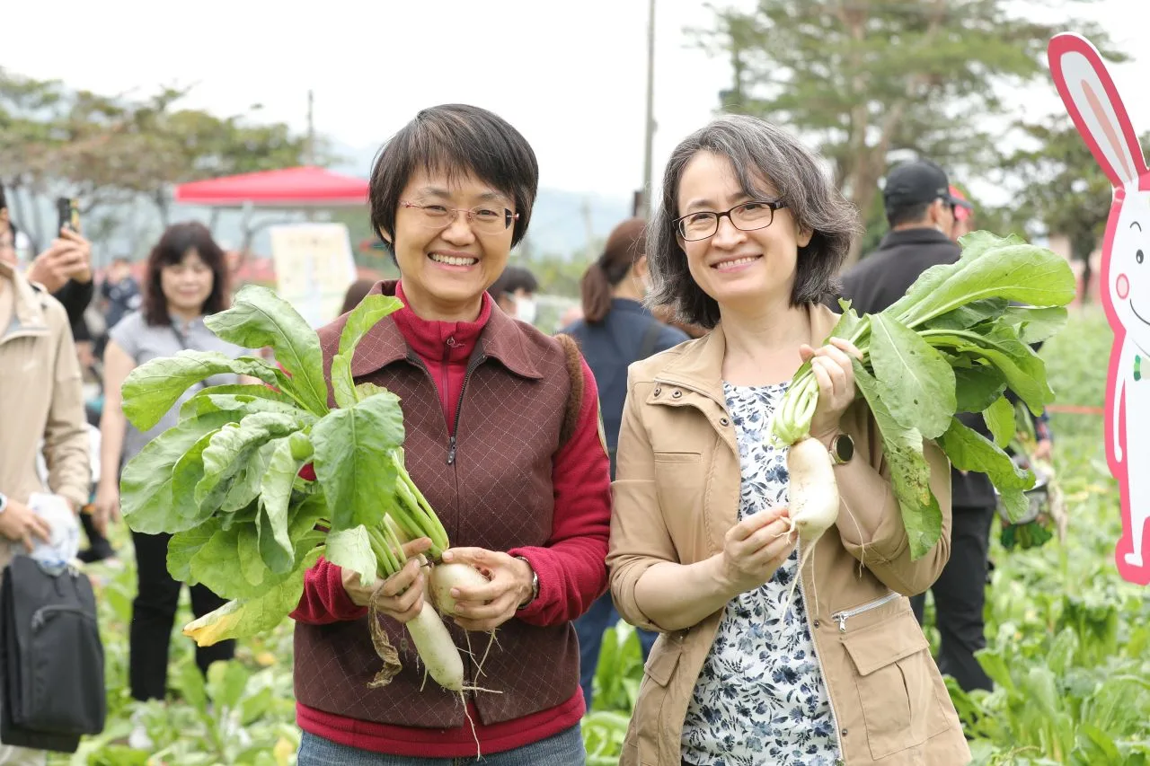 副總統蕭美琴(右)與客委員主委古秀妃(左)共下挷蘿蔔,支持台灣農產業。客委會提供