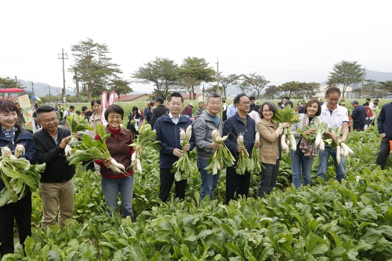 客委會主委古秀妃(左3)偕副總統蕭美琴(右3)等貴賓,下田體演拔蘿蔔。客委會提供