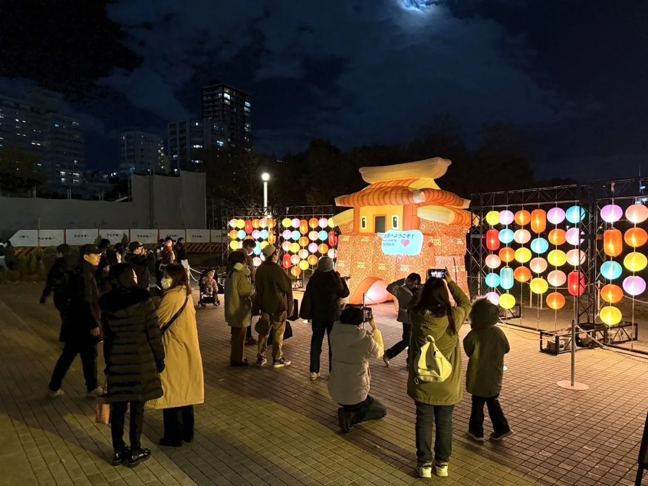 台南市參加日本「大阪.光之饗宴」,主燈「西門君」為Q版古蹟小西門(靖波門)化身。台南市政府提供