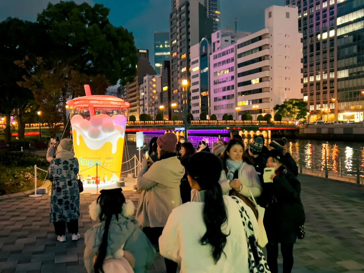可愛的珍珠奶茶燈組,讓許多日本民眾回憶起到台灣旅遊的美好時光。台北市政府提供