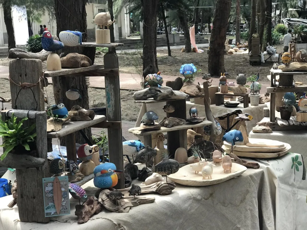 「光之市」老詹木場,各式木藝創作小物。林保署臺中分署提供