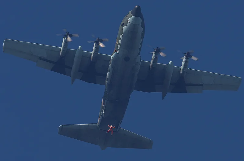 神龍小組搭C-130H運輸機一躍而下,展現操傘技術。中央社