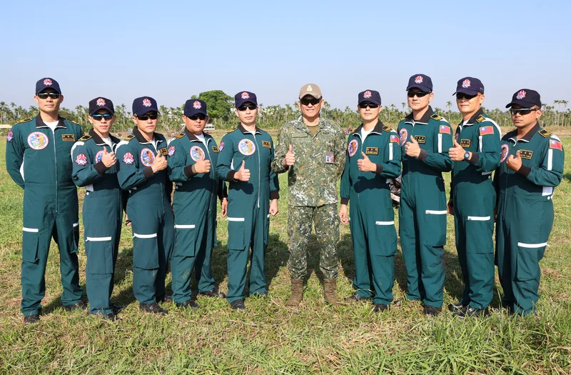 陸軍空訓中心指揮官陳冠宇(右5)與神龍小組合影。中央社