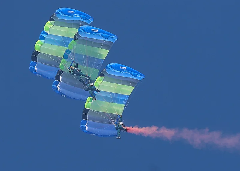 神龍小組20日搭乘C-130H運輸機自高空1萬呎高空一躍而下,實施高難度的3人扇形、Y形疊傘(圖),展現精湛操傘技術。中央社