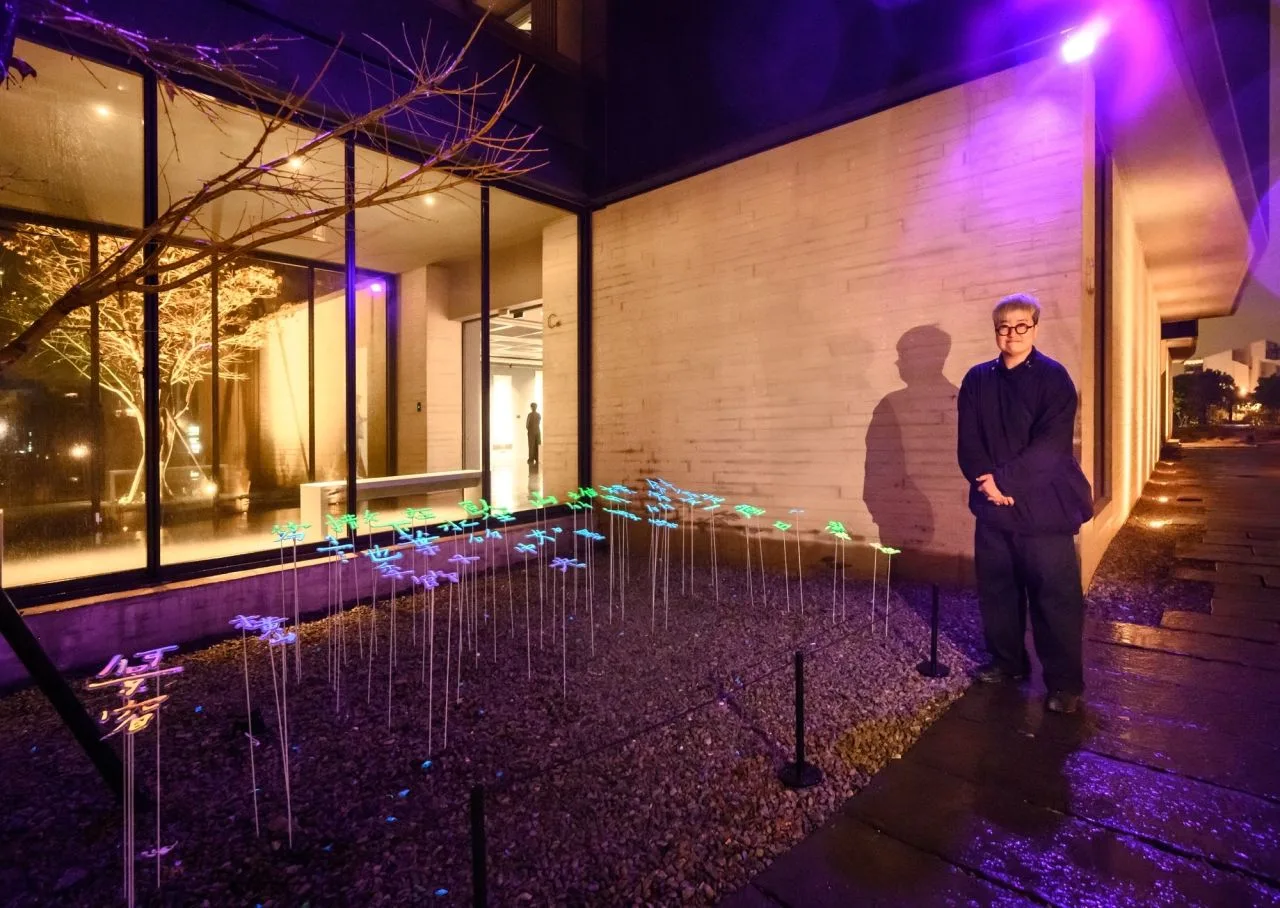 藝術家何景窗與戶外展區作品〈橫山〉。桃園市立美術館提供