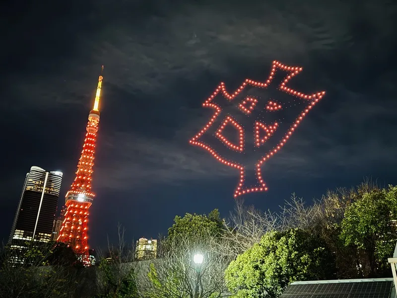 日本職棒讀賣巨人隊球團慶祝成立90週年,26日晚間在東京鐵塔旁的增上寺上空有400架無人機表演。中央社