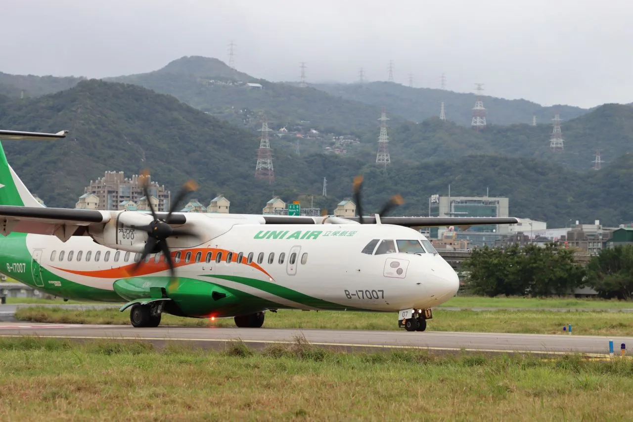 此次端午節連假開出的機票，均會加註「限當日當班次」、「逾期作廢」使用限制，並實施「退票費用分級制」。翻攝臉書台北松山機場