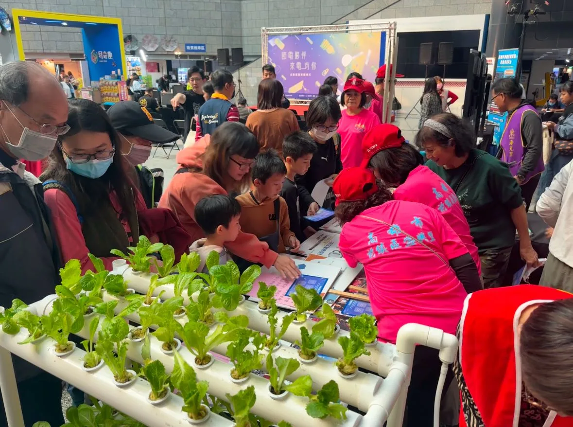 在民間參與的參與式預算工作中，今年選出4個優良的單位執行節能措施，獲鑽石獎的盛興社區發展協會，在活動現場推動社區農園魚菜共生、汰換感應燈具、節能節電等觀念。高雄市政府提供