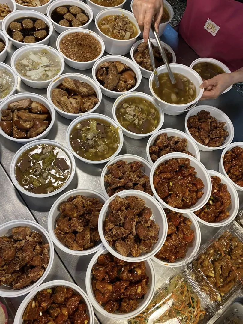 台中第五零售市場丸東商號百元年菜本周五、3日起開賣。翻攝丸東商號FB