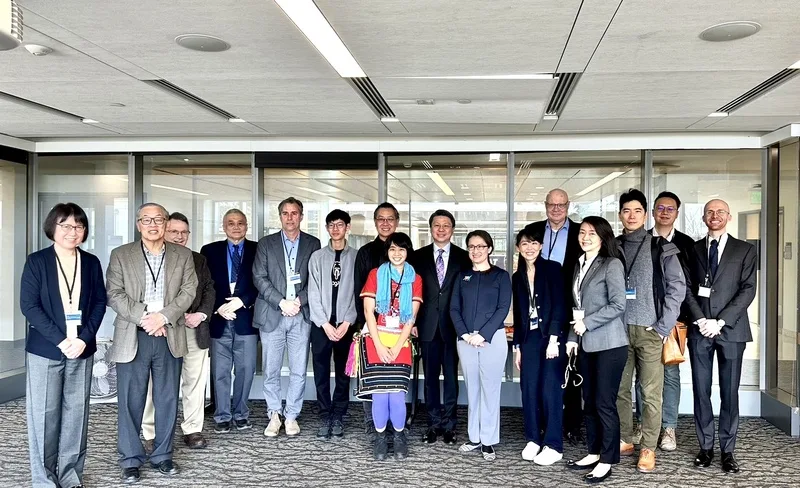 華盛頓大學近期決定東亞研究碩士新增台灣研究,創北美首例。推動計畫的是台灣史老師林于翔(最後一排右2),副總統蕭美琴(前排右3)於2023年4月擔任駐美代表時,曾到該校演講。林于翔提供