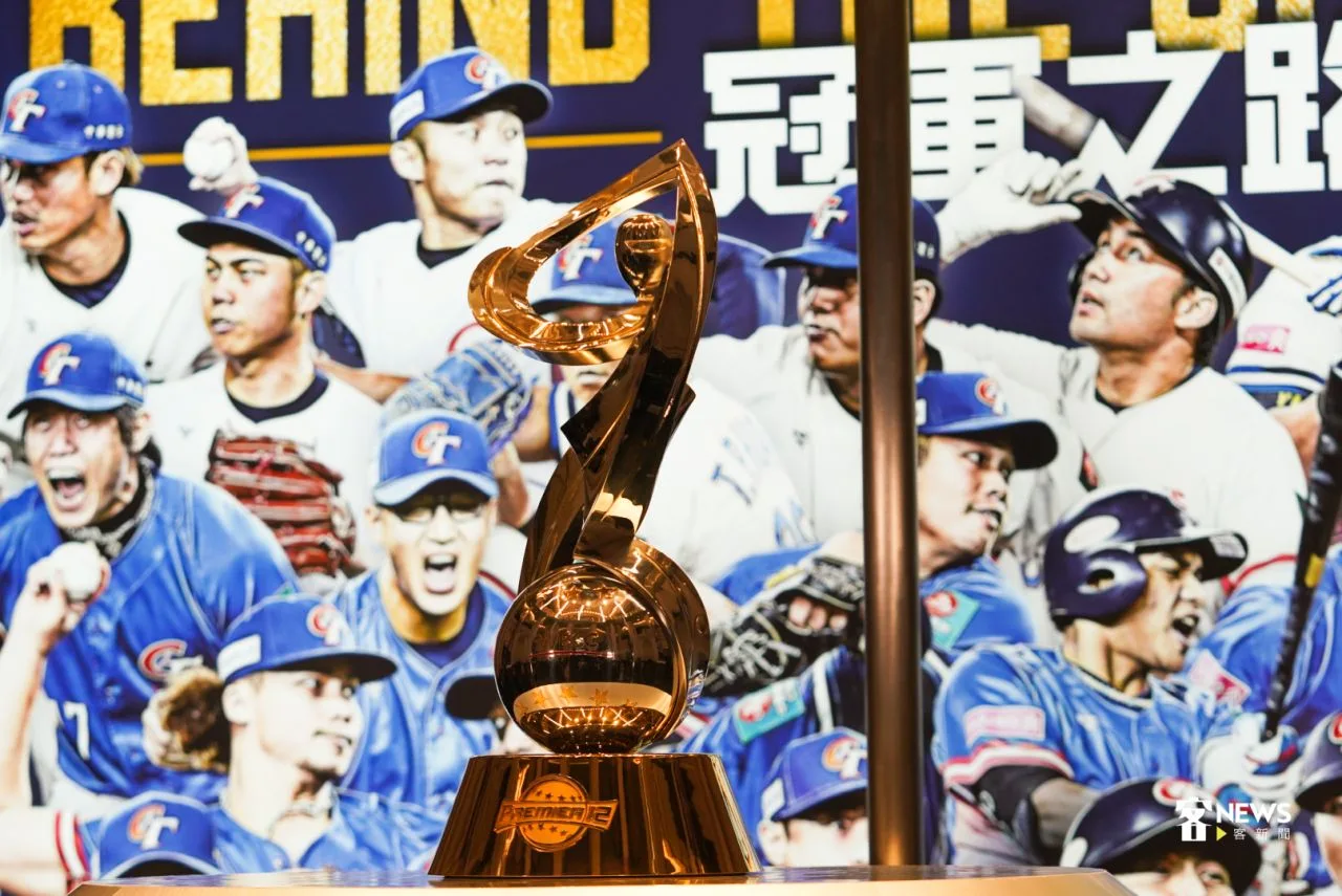 12強冠軍獎盃。洪俊傑攝