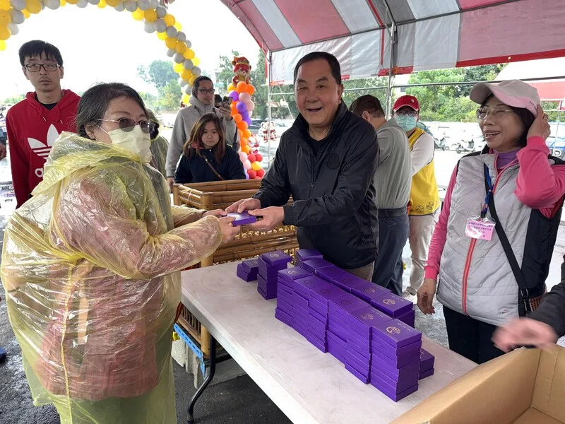 天氣差人潮不減　竹山紫南宮元旦送逾10萬枚錢母