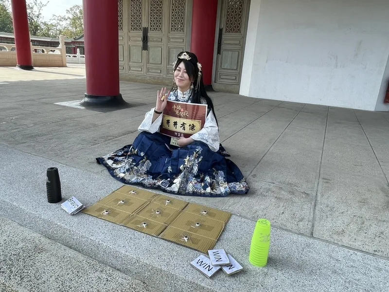 高雄市聲暉協會近日在高雄市孔廟舉辦聽障者大型解謎活動,與會者穿上古裝,在孔廟中穿梭闖關,活動吸引近百人參加。中央社