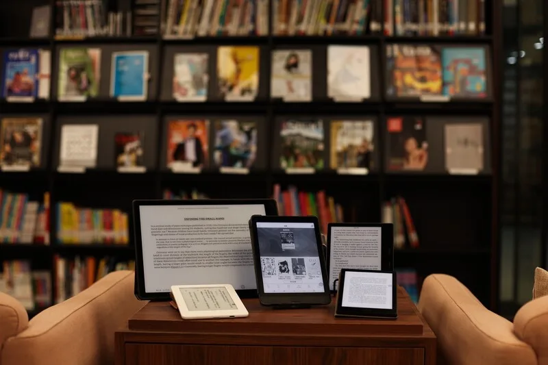 台北國際書展不只賣實體書,近來也成為電子書閱讀器廠商的必爭之地,如博客來網路書店今年推出首款閱讀器就以書展為發表會場,其餘廠商也進駐書展向讀者招手,開拓紙本外的閱讀世界。中央社