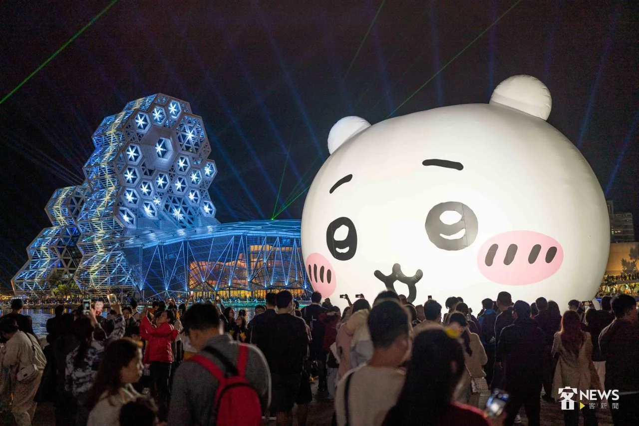 大量人潮湧入愛河灣欣賞吉伊卡哇欣賞夜間燈光秀。李台源攝