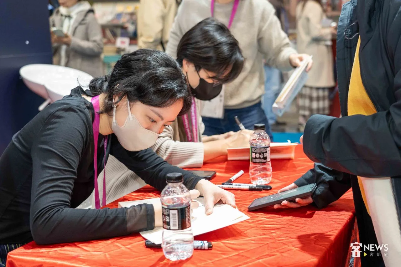 《臺灣漫遊錄》英文版譯者金翎（左）與作家楊双子（右）2025年參加台北國際書展為書迷簽書。宋佩遙攝