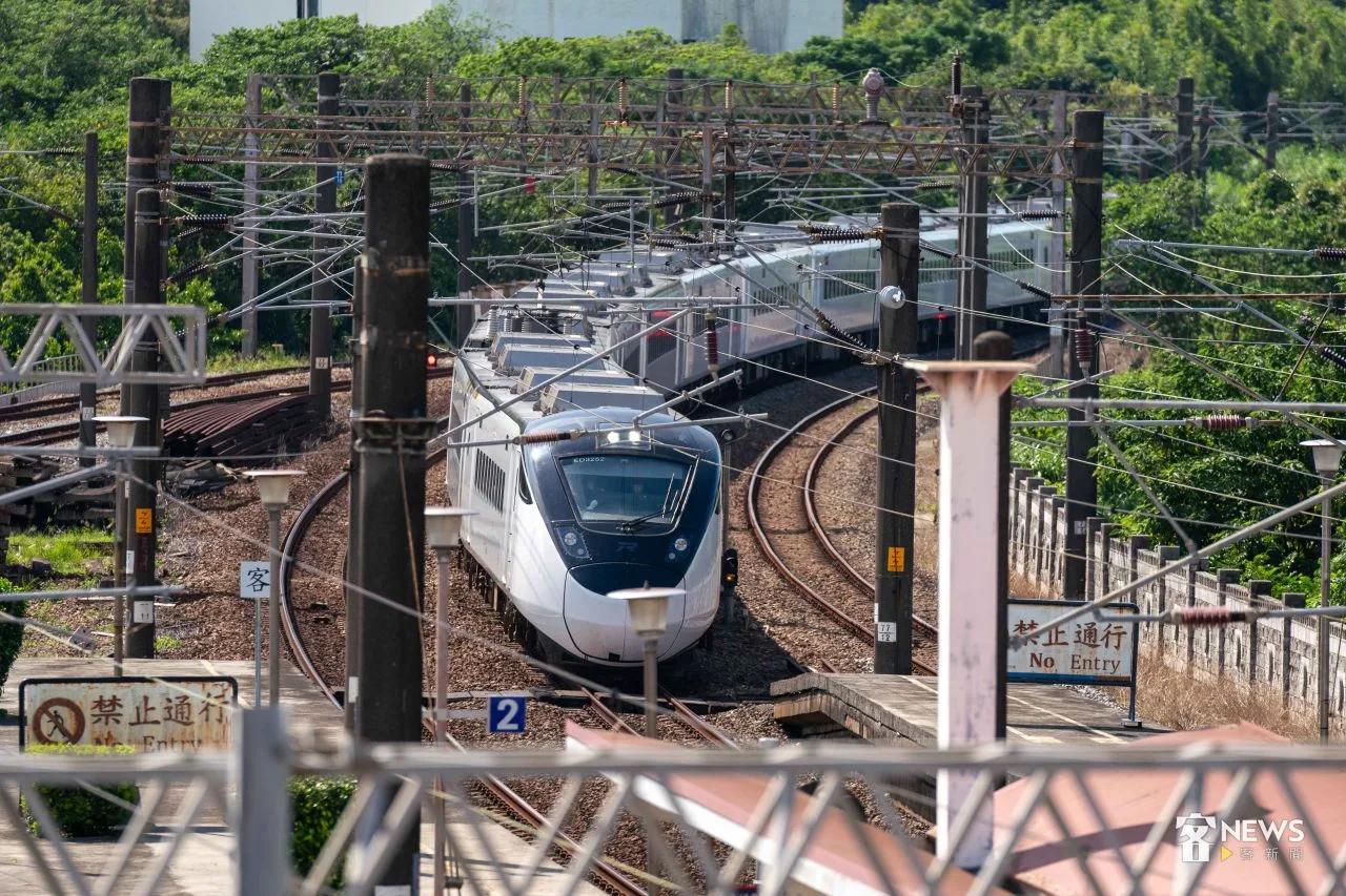 西部幹線EMU3000型列車(新自強號)的9至11車為自由座車廂。圖為EMU3000自強號駛過楊梅車站。李台源攝(資料照)