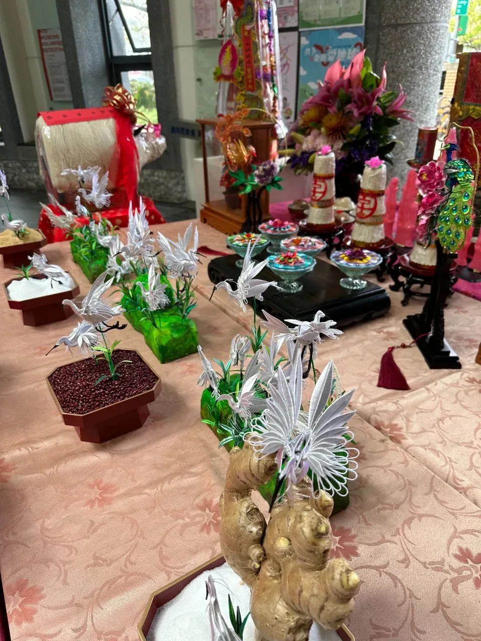 運用客家纏花工藝於傳統祭天儀式,呈現新北客家終身學習成果。新北市客家局提供