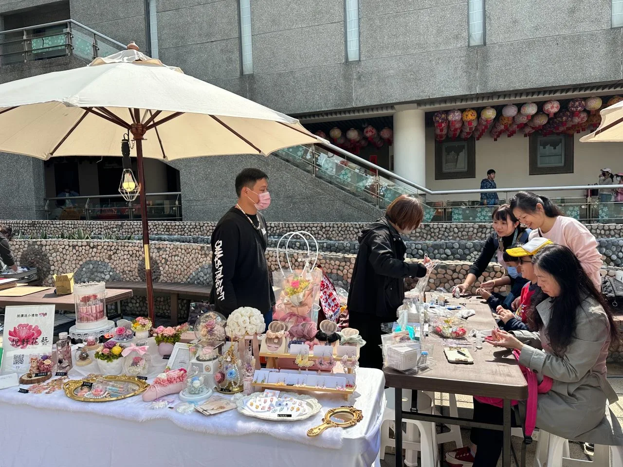 市集攤位推出限量抽獎與體驗手作。新北市客家局提供