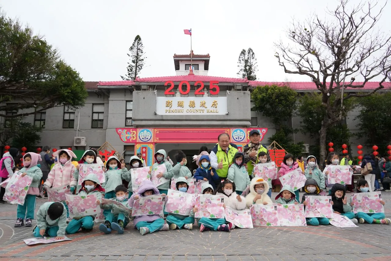 澎湖發元宵「小花蛇提燈」　2千組半小時索取一空