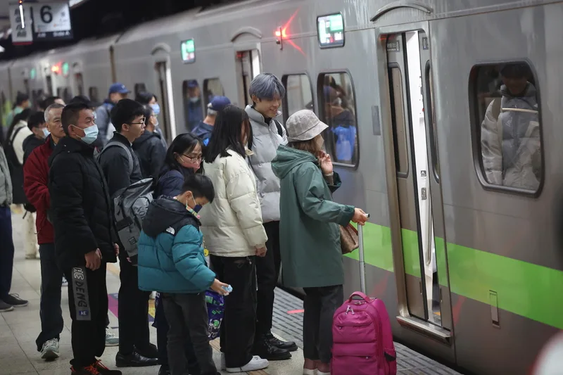 配合台灣燈會　台鐵加開41列次區間車