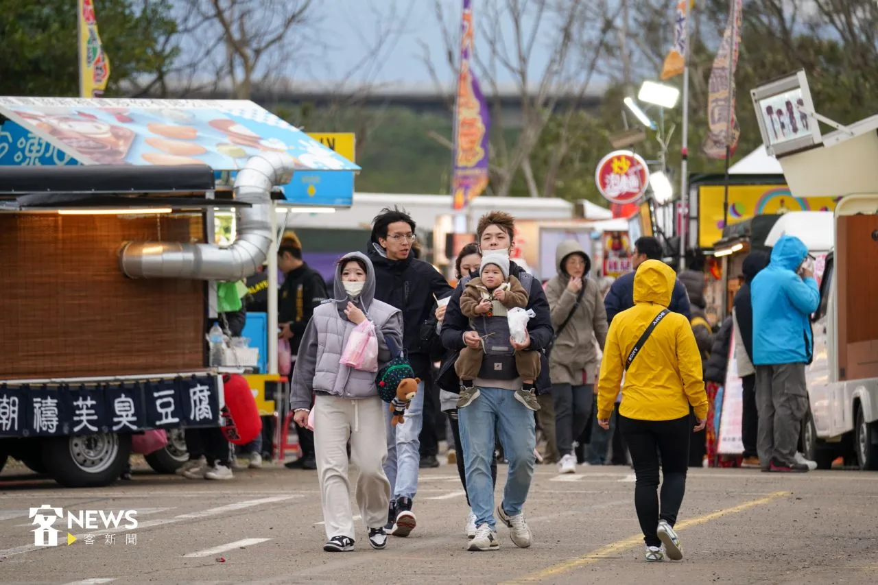 吳德榮提到,18日晚間、19日清晨,北台灣可能會創入秋以來最低氣溫,苗栗以北將出現13度左右的平地最低氣溫。示意圖。苗栗火旁龍之夜。資料照片。宋佩遙攝