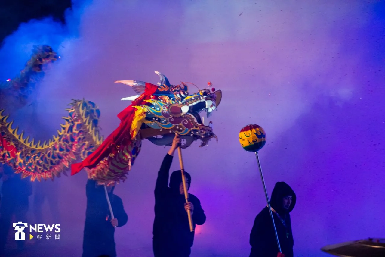 祥龍騰雲駕霧於濃煙之中。宋佩遙攝