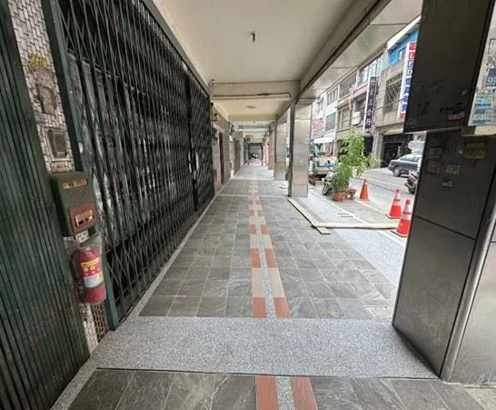 竹縣竹東鎮騎樓整平工程。竹縣府提供