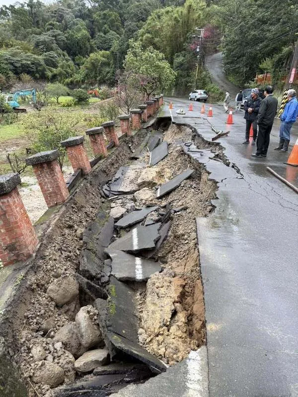 三灣鄉頂寮村苗19鄉道13日上午發生路面崩塌情形。李運光提供