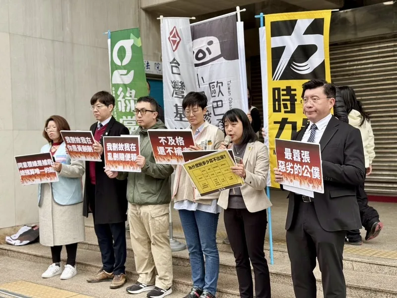 時代力量、社民黨、小民參政歐巴桑聯盟、台灣基進及台灣綠黨等5個在野政黨,25日在立法院外舉行記者會,呼籲行政院應提覆議、立法院應同意覆議並重新審議總預算。中央社